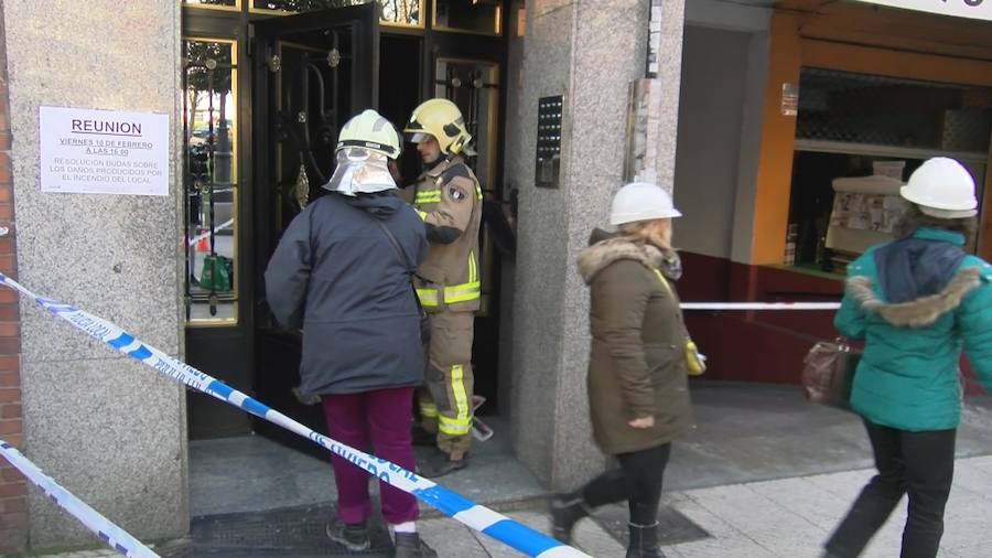 Vecinos afectados por el incendio del bazar chino en Pumarín