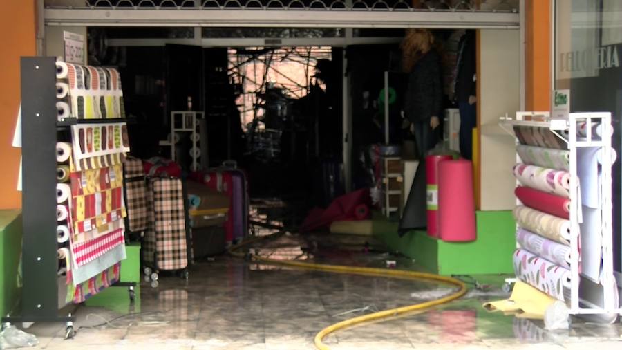 Vecinos afectados por el incendio del bazar chino en Pumarín