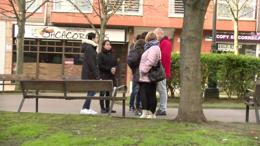 Vecinos afectados por el incendio del bazar chino en Pumarín