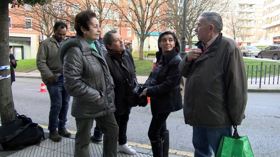 Vecinos afectados por el incendio del bazar chino en Pumarín