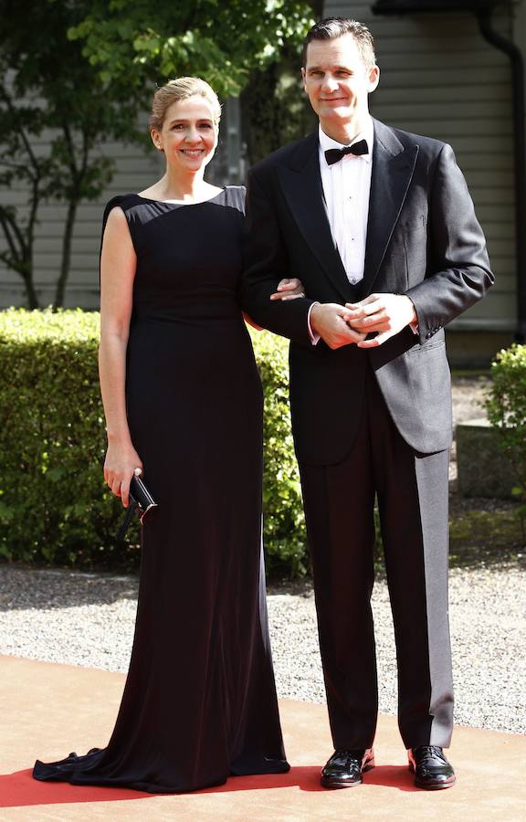 Iñaki Urdangarín y la Infanta Cristina de Borbón, duques de Palma, posan en Estocolmo en donde asisten a la boda de la princesa Victoria de Suecia (2013).