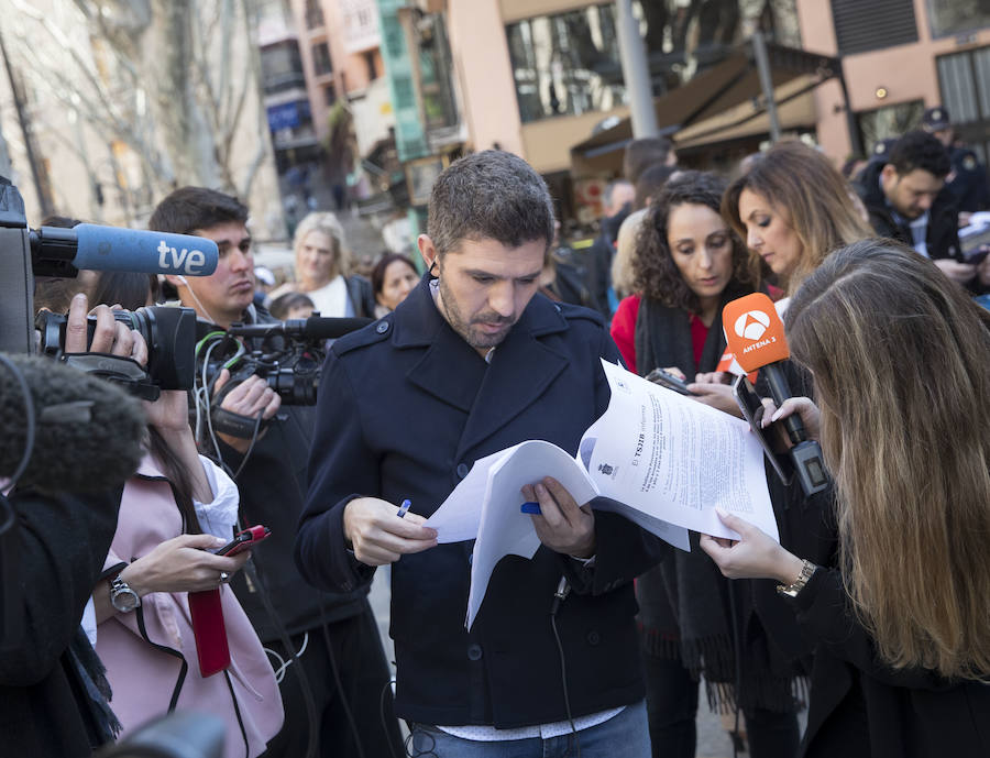 Los periodistas apostados en la Audiencia de Palma revisan la sentencia del caso.