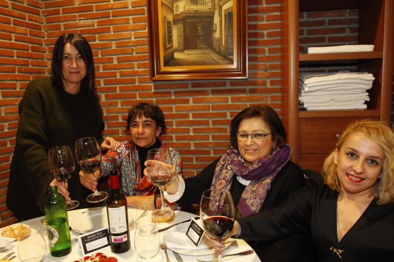 Colorida noche de comadres en Avilés