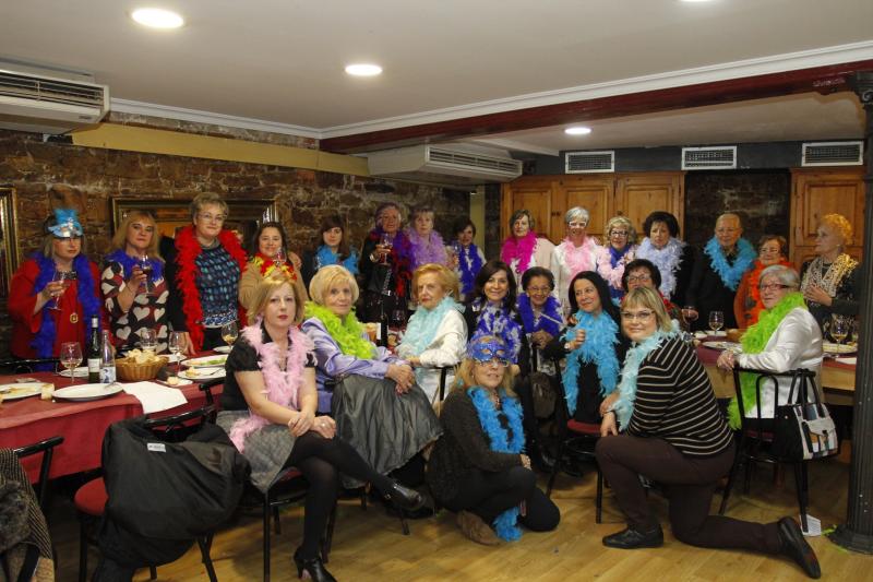 Colorida noche de comadres en Avilés