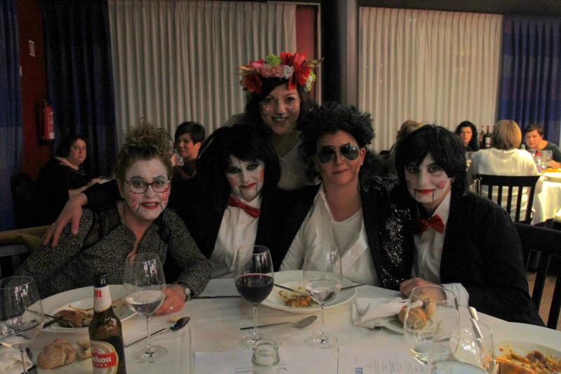 Colorida noche de comadres en Avilés