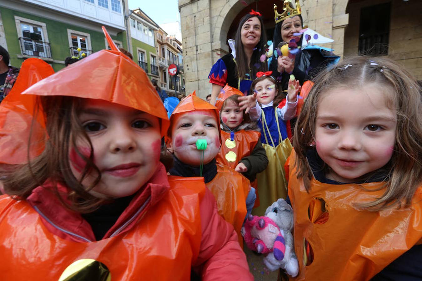 Los colegios desfilan en el Antroxu de Avilés