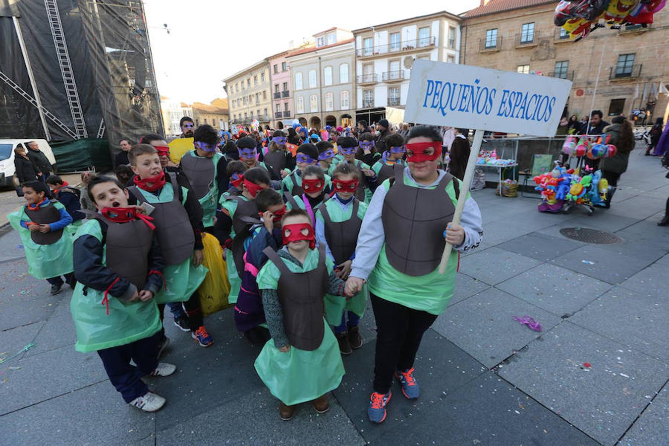 Los colegios desfilan en el Antroxu de Avilés