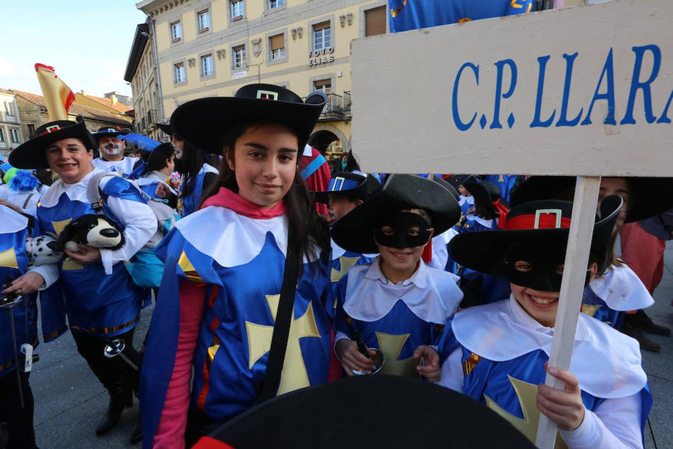 Los colegios desfilan en el Antroxu de Avilés