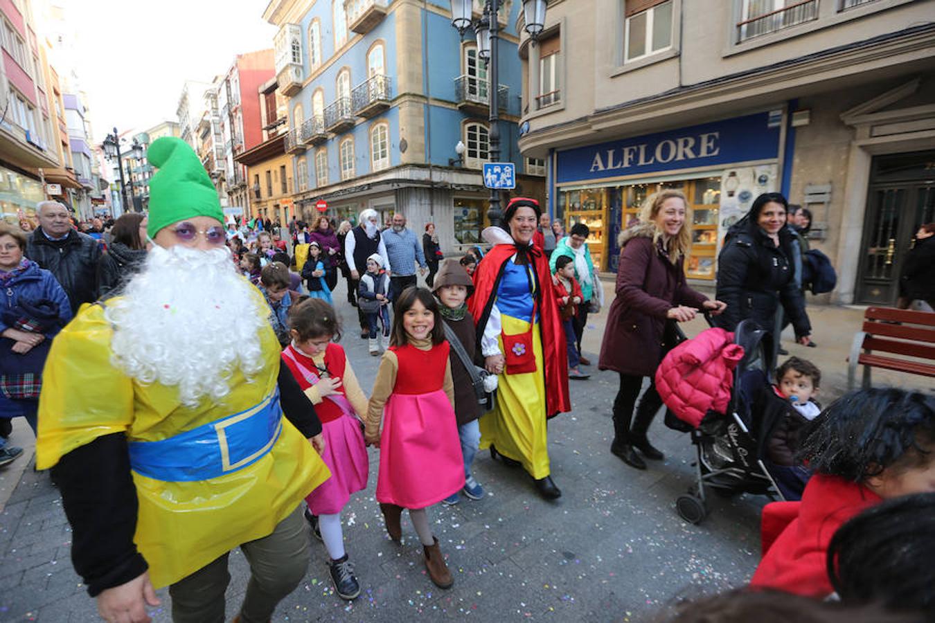 Los colegios desfilan en el Antroxu de Avilés