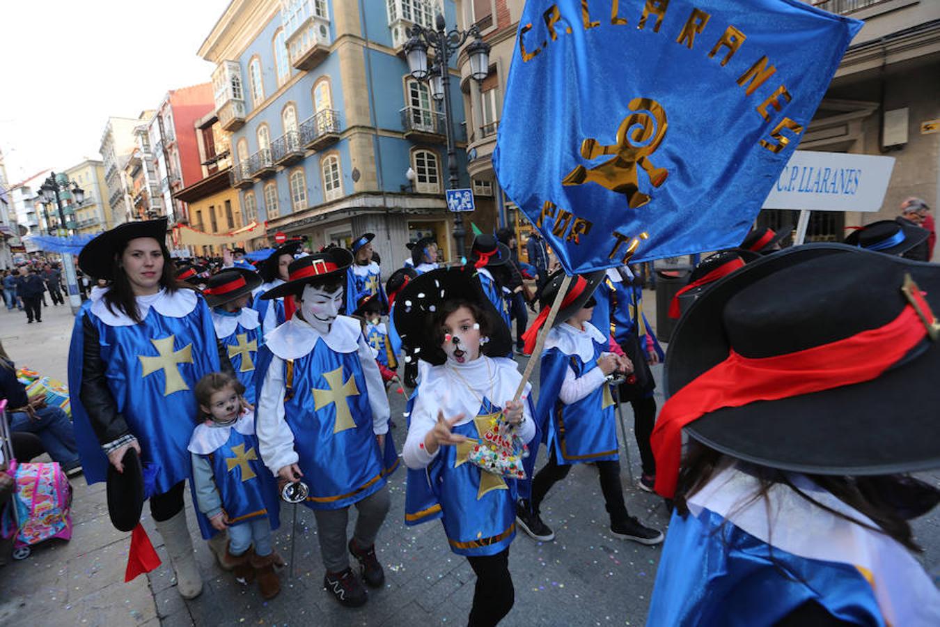 Los colegios desfilan en el Antroxu de Avilés