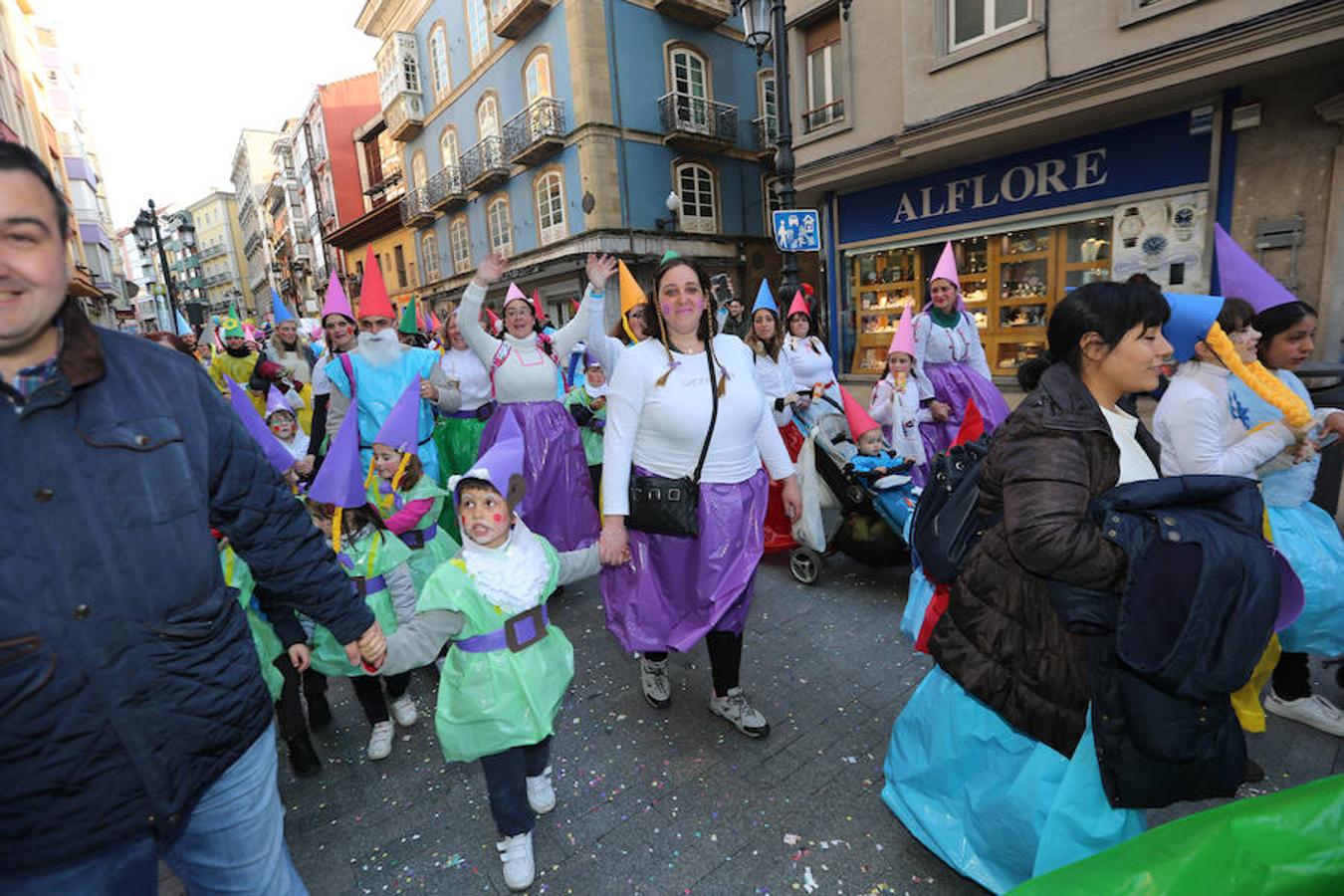 Los colegios desfilan en el Antroxu de Avilés