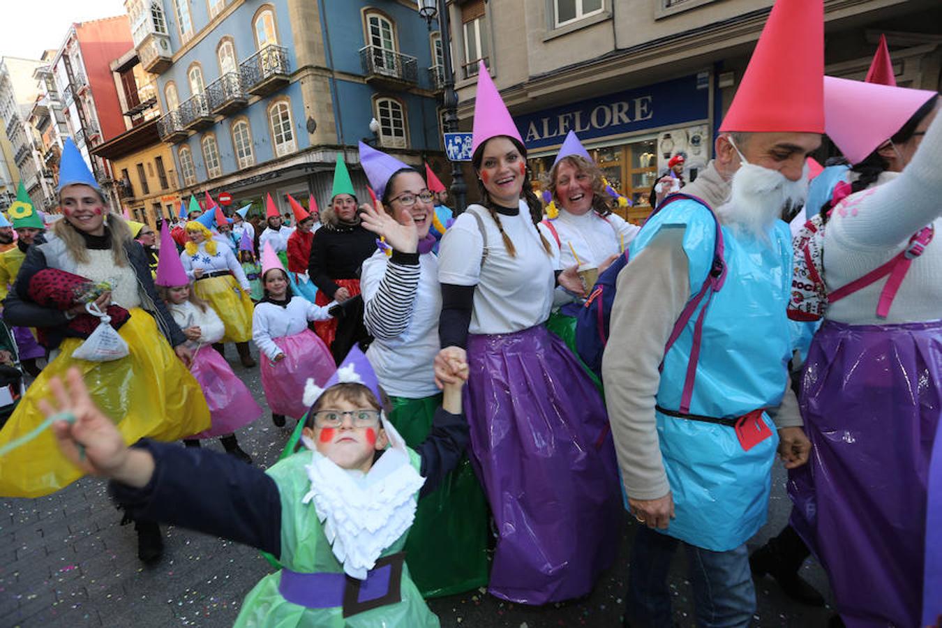 Los colegios desfilan en el Antroxu de Avilés