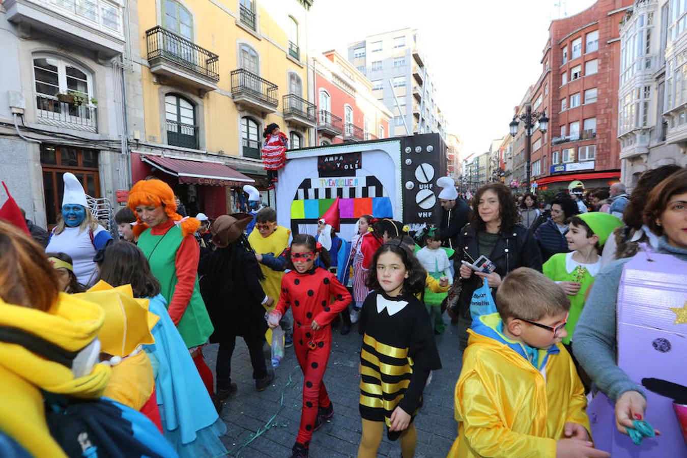 Los colegios desfilan en el Antroxu de Avilés