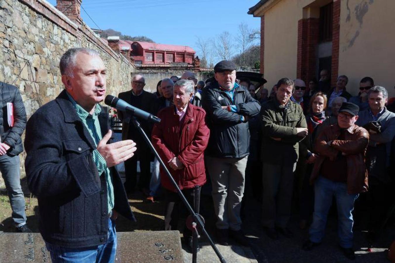 Homenaje a Manuel Llaneza