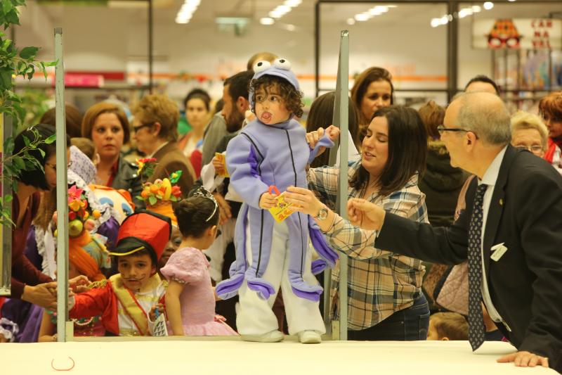 La originalidad del Antroxu desfila en El Corte Inglés y El Atrio