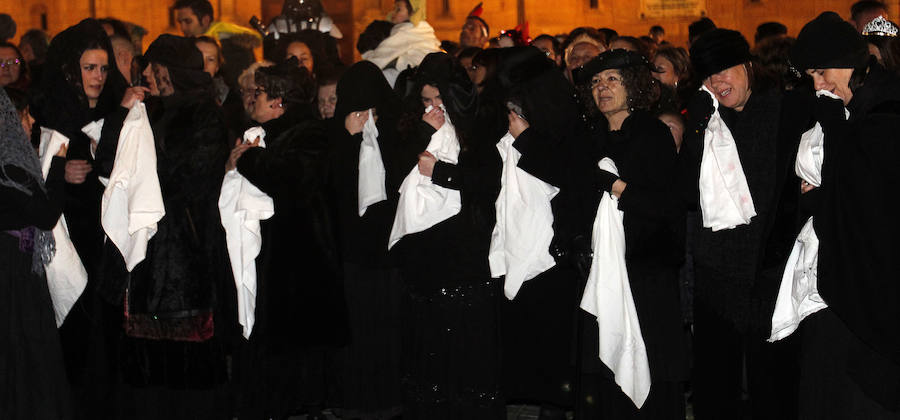 En Antroxu de Oviedo entierra a su sardina