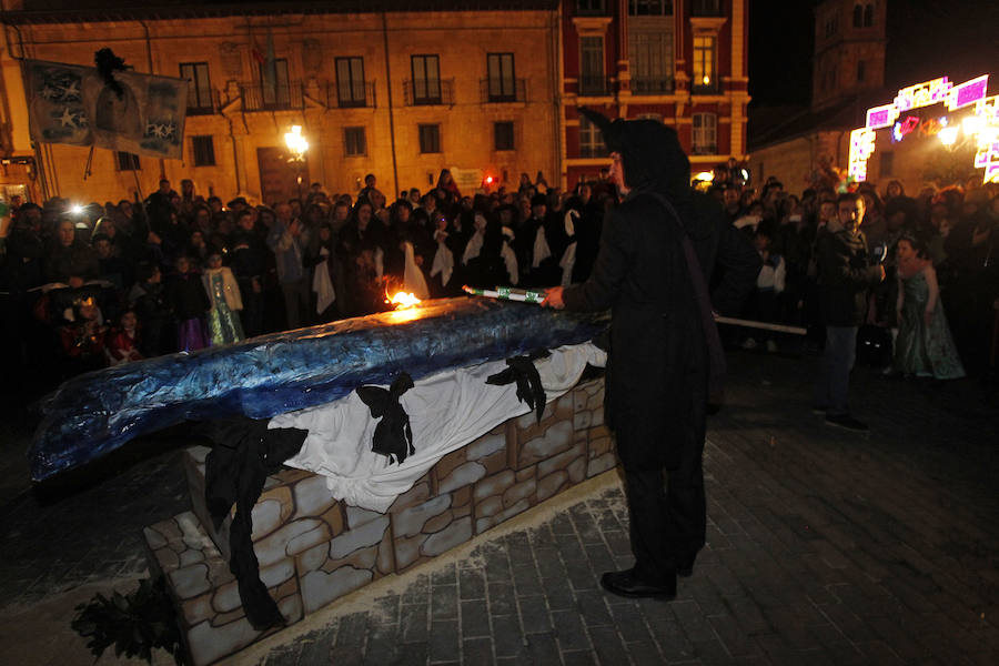 En Antroxu de Oviedo entierra a su sardina