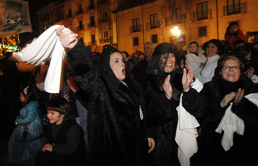 En Antroxu de Oviedo entierra a su sardina