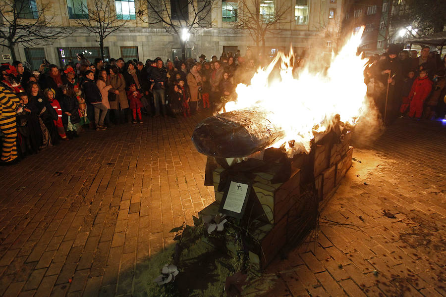 En Antroxu de Oviedo entierra a su sardina