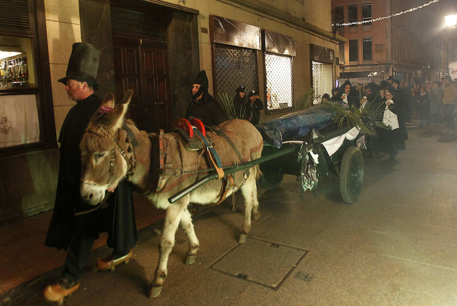 En Antroxu de Oviedo entierra a su sardina