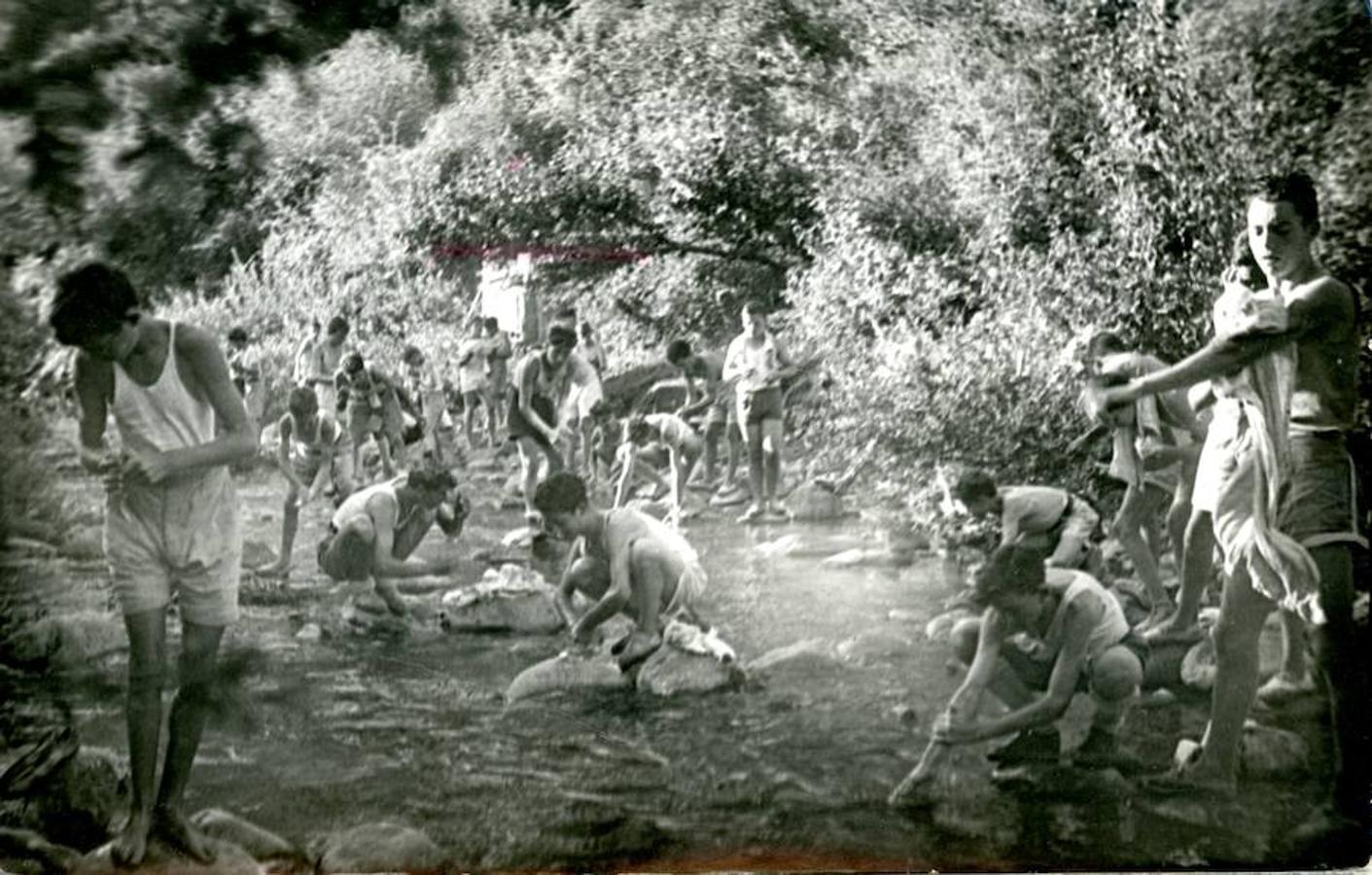 Fotografía de un campamento en Pola de Gordón en 1953 tomada por Foto Zenit, de Mieres, que forma parte de la donación Heredia Blanco.