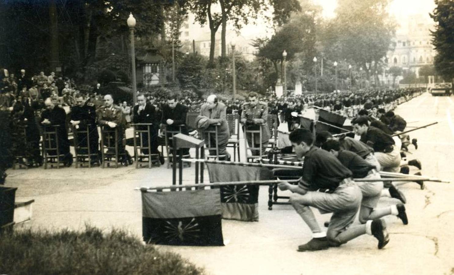Día de la Juventud en el paseo de José Antonio, en Oviedo, en 1948. ::