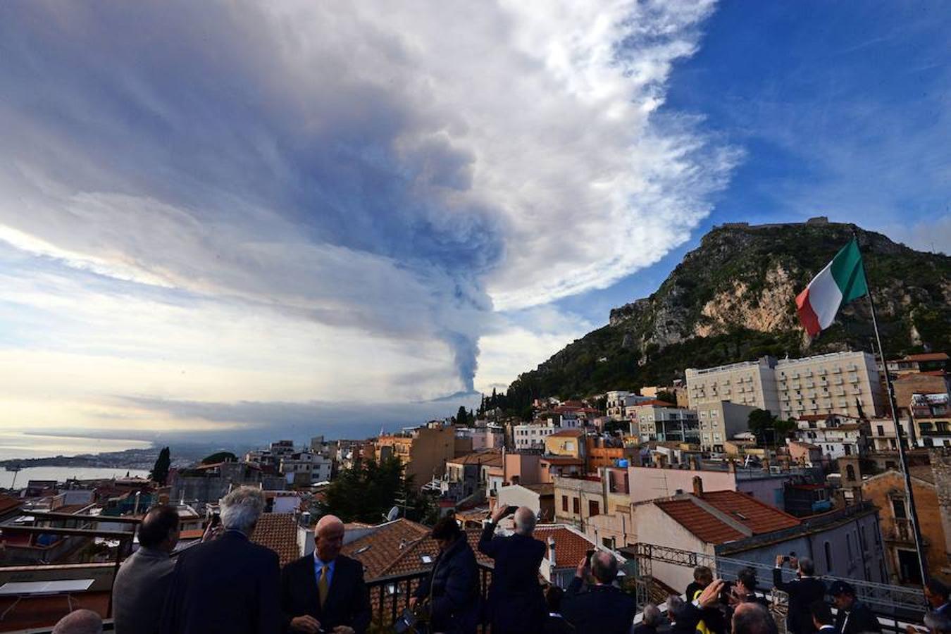 Erupción de un cráter del volcán Etna, en Sicilia