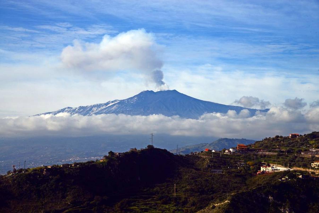 Erupción de un cráter del volcán Etna, en Sicilia