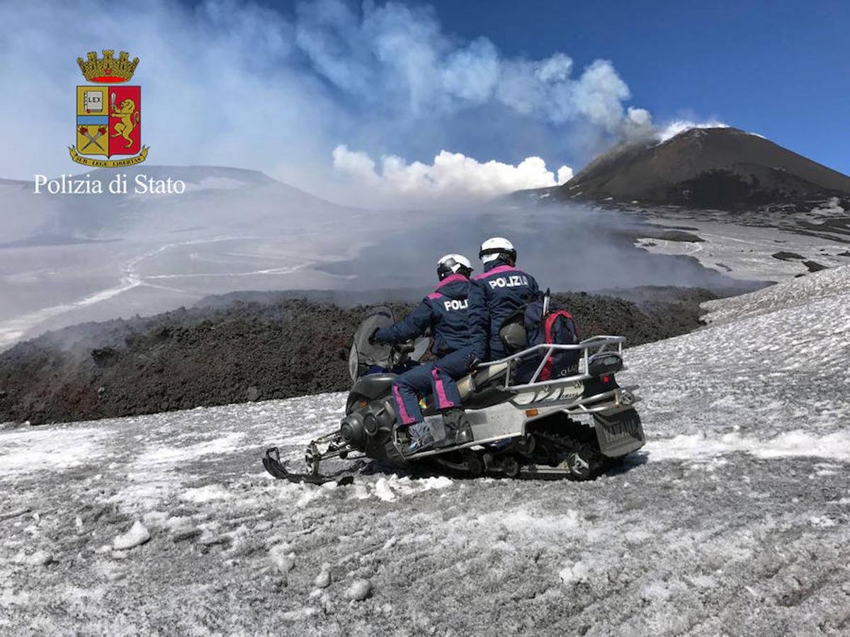 Erupción de un cráter del volcán Etna, en Sicilia