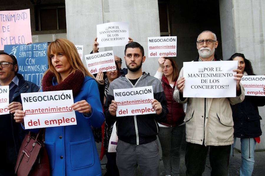 Concentración en protesta por el recorte de la concertada