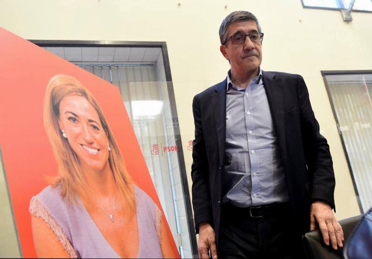 Dolor en la capilla ardiente de Carme Chacón, instalada en la sede del PSOE