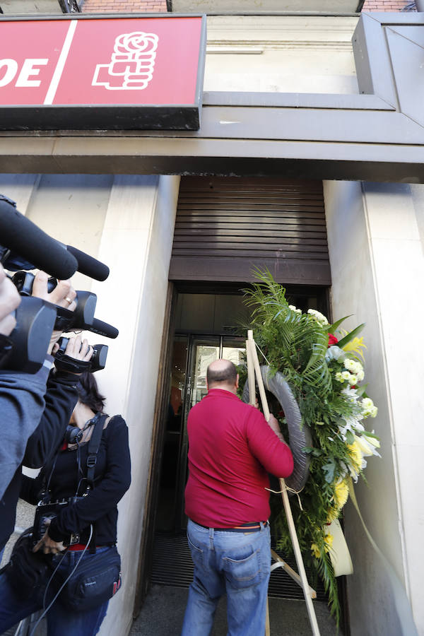 Dolor en la capilla ardiente de Carme Chacón, instalada en la sede del PSOE