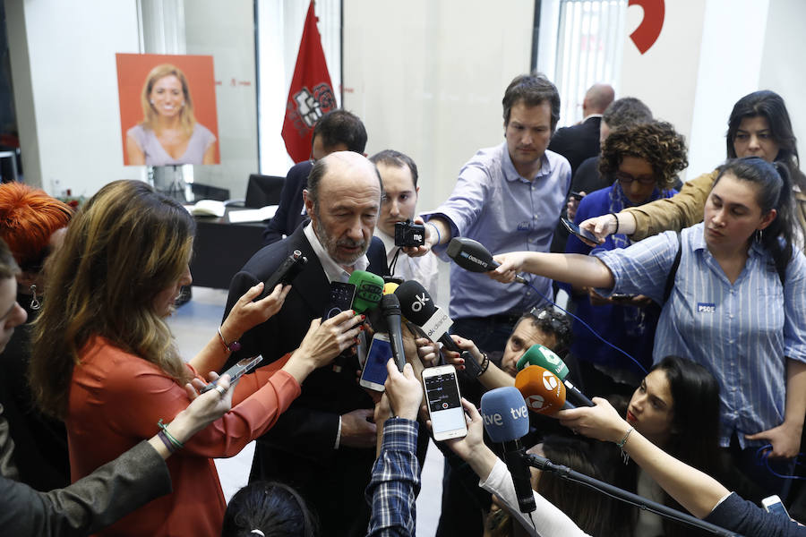 Dolor en la capilla ardiente de Carme Chacón, instalada en la sede del PSOE