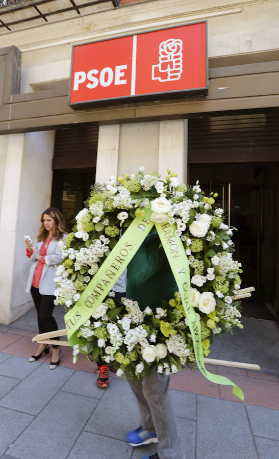 Dolor en la capilla ardiente de Carme Chacón, instalada en la sede del PSOE