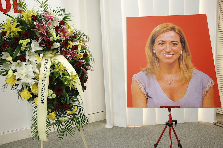 Dolor en la capilla ardiente de Carme Chacón, instalada en la sede del PSOE