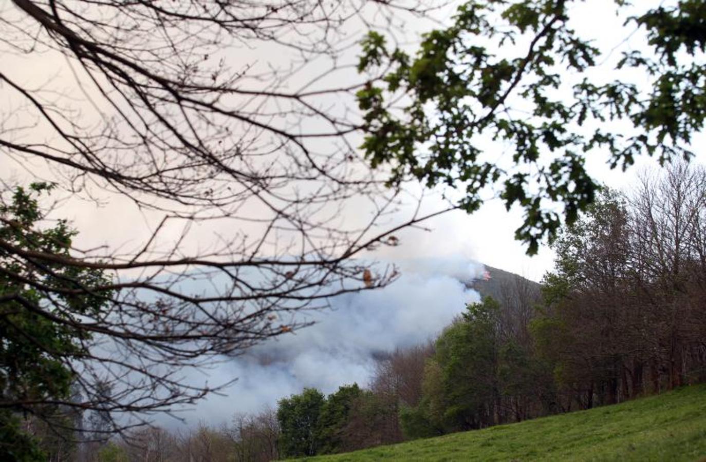 Un incendio quema 15 hectáreas en el Naranco, en Oviedo