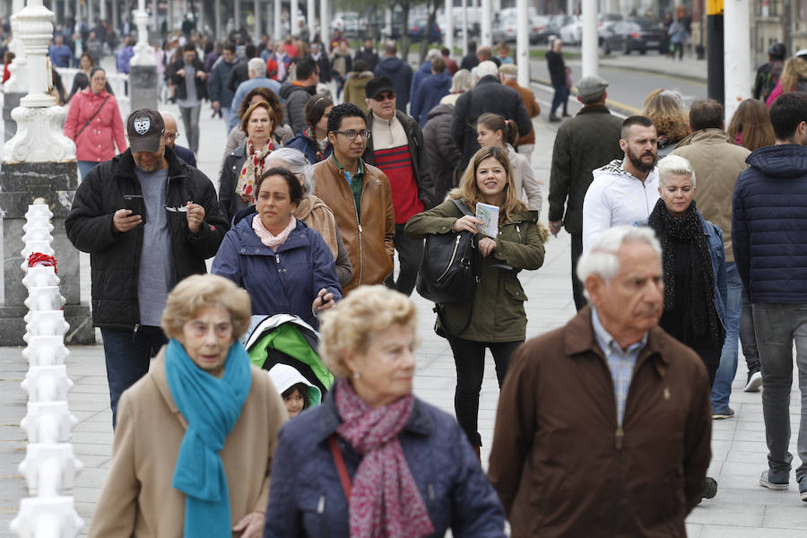 Viernes Santo de lleno turístico en Asturias pese a las nubes