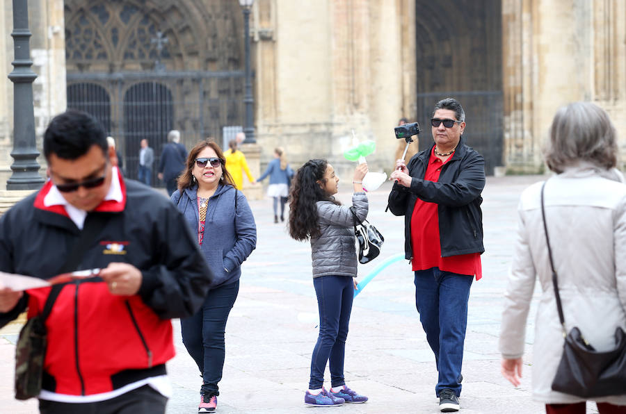 Viernes Santo de lleno turístico en Asturias pese a las nubes