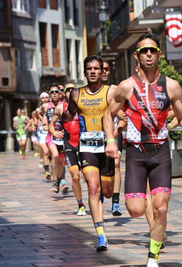 Espectáculo deportivo en el duatlon de Avilés