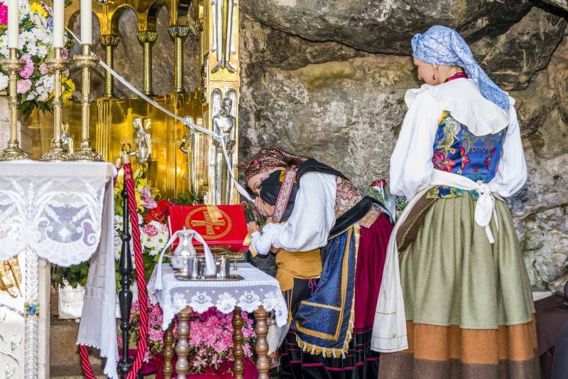 Ofrenda floral del grupo Trasgu a la Santina