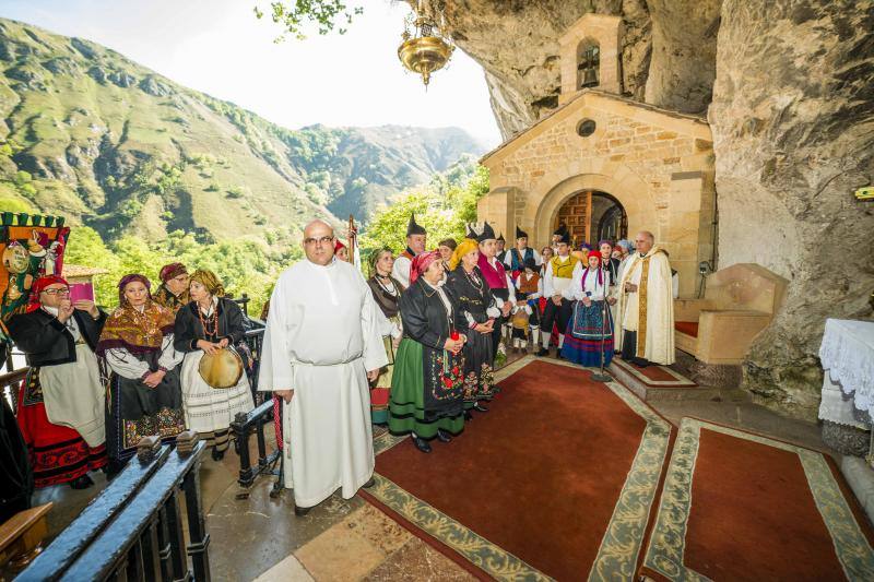 Ofrenda floral del grupo Trasgu a la Santina