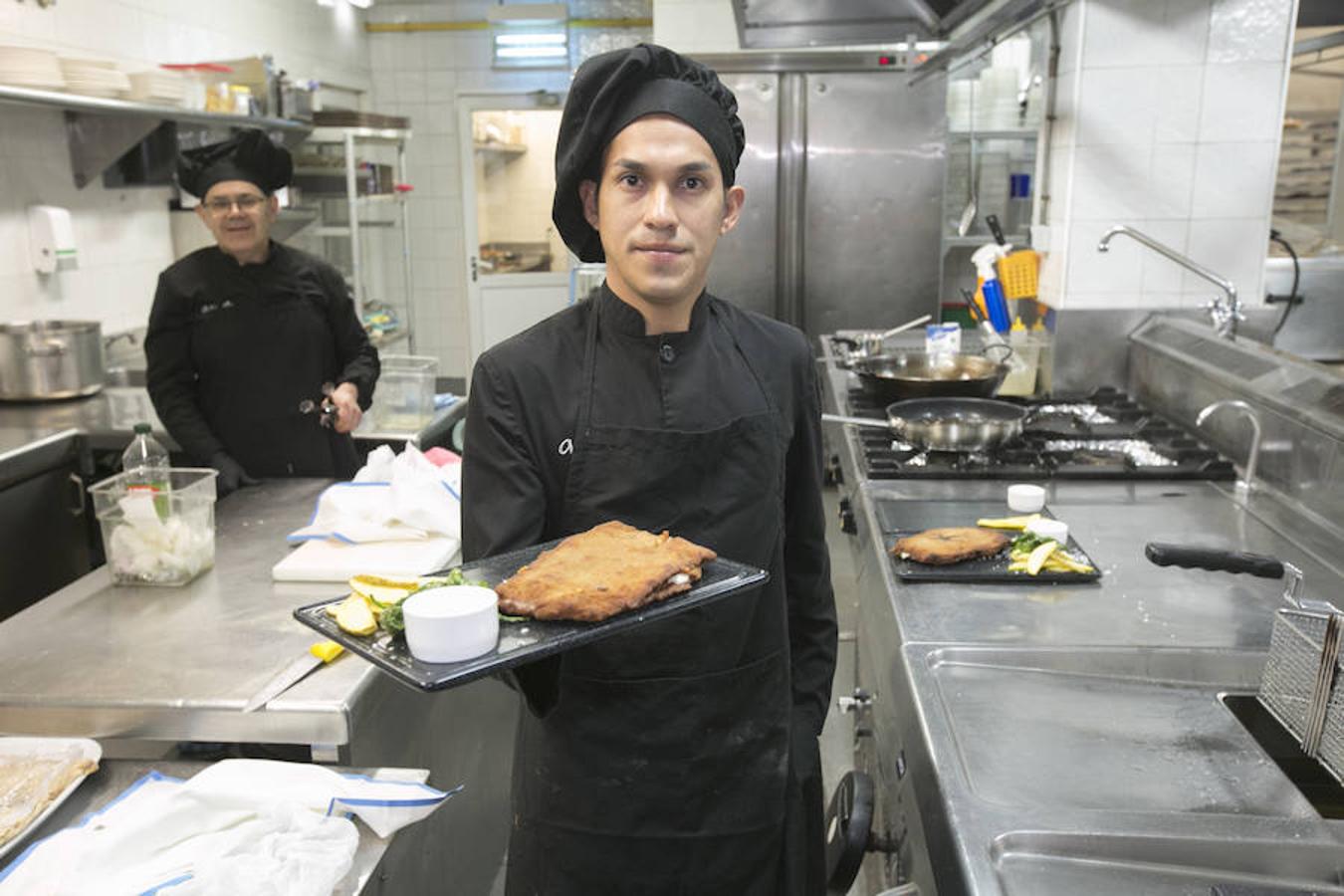 IV Campeonato Regional de Cachopos y Cachopinos de Asturias. El restaurante La Mar y Morena, en la categoría de cachopos, y Vinoteo, en cachopinos, se proclaman vencedores en el concurso regional de ELCOMERCIO