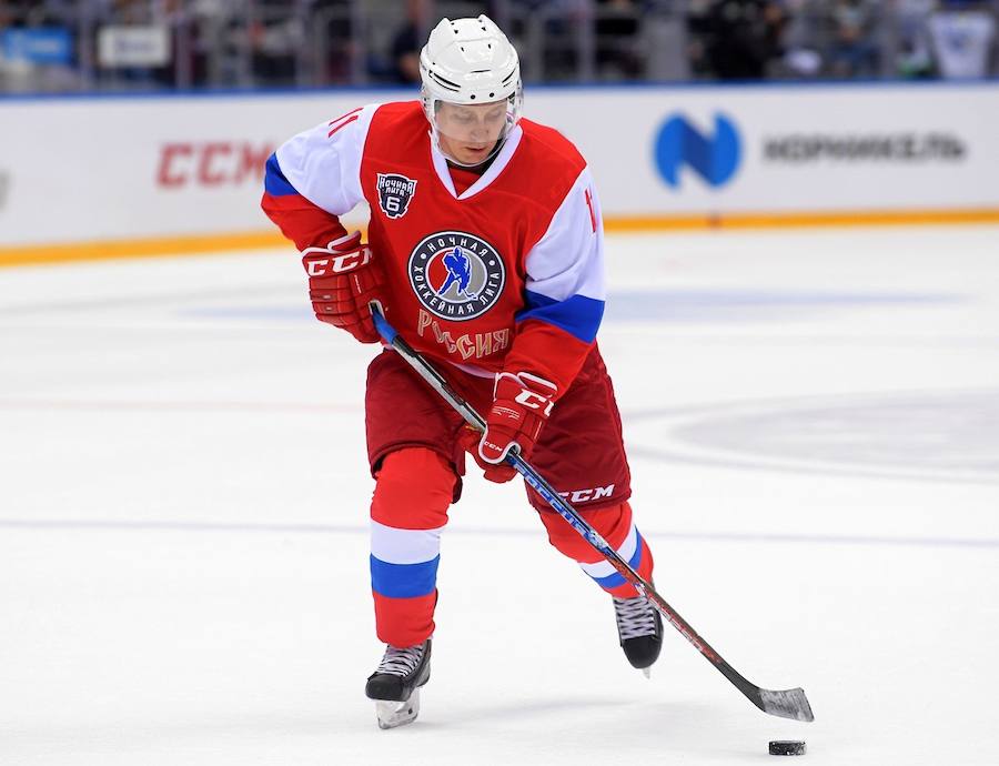 Putin vuelve a asombrar en hockey sobre hielo