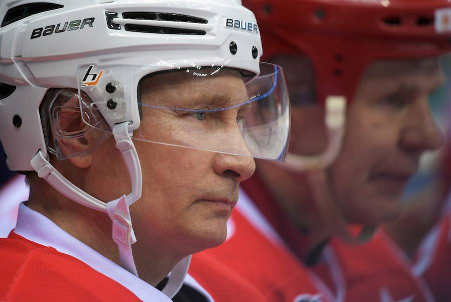 Putin vuelve a asombrar en hockey sobre hielo