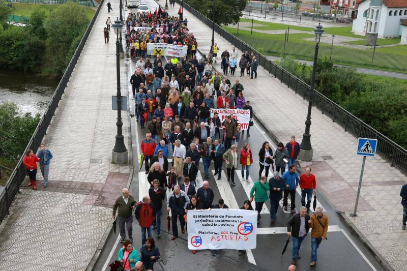 Cientos de personas reclaman en Langreo la culminación del soterramiento ferroviario