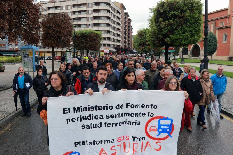 Cientos de personas reclaman en Langreo la culminación del soterramiento ferroviario