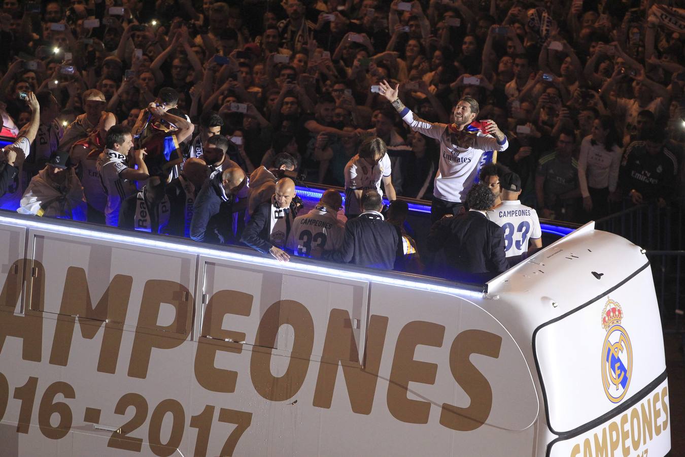 El Real Madrid celebra su 33ª Liga en Cibeles