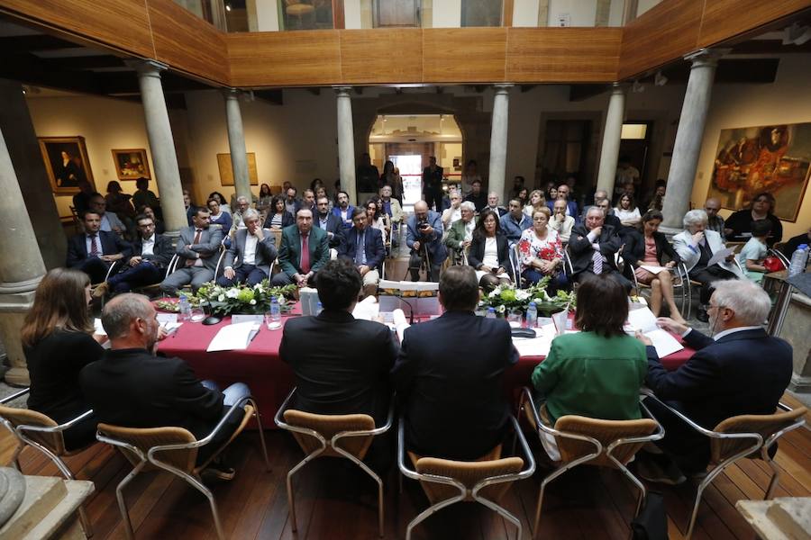 Amador Menéndez y Emma Pedreira, premios Jovellanos de ensayo y poesía