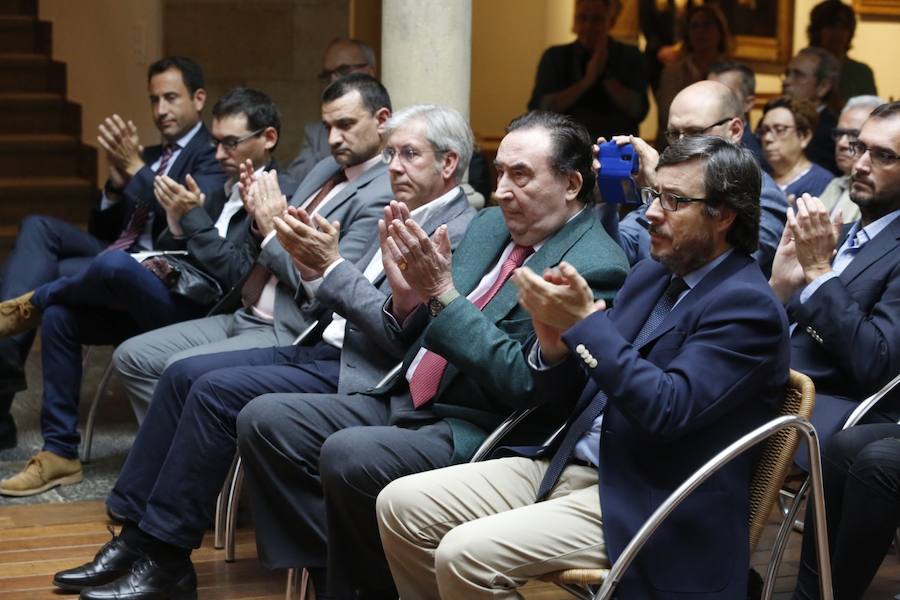Amador Menéndez y Emma Pedreira, premios Jovellanos de ensayo y poesía