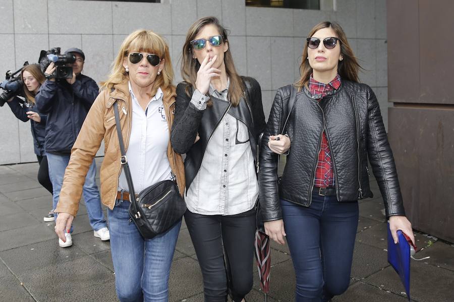 Las hijas, la exmujer y la actual pareja de Postigo, en el juzgado